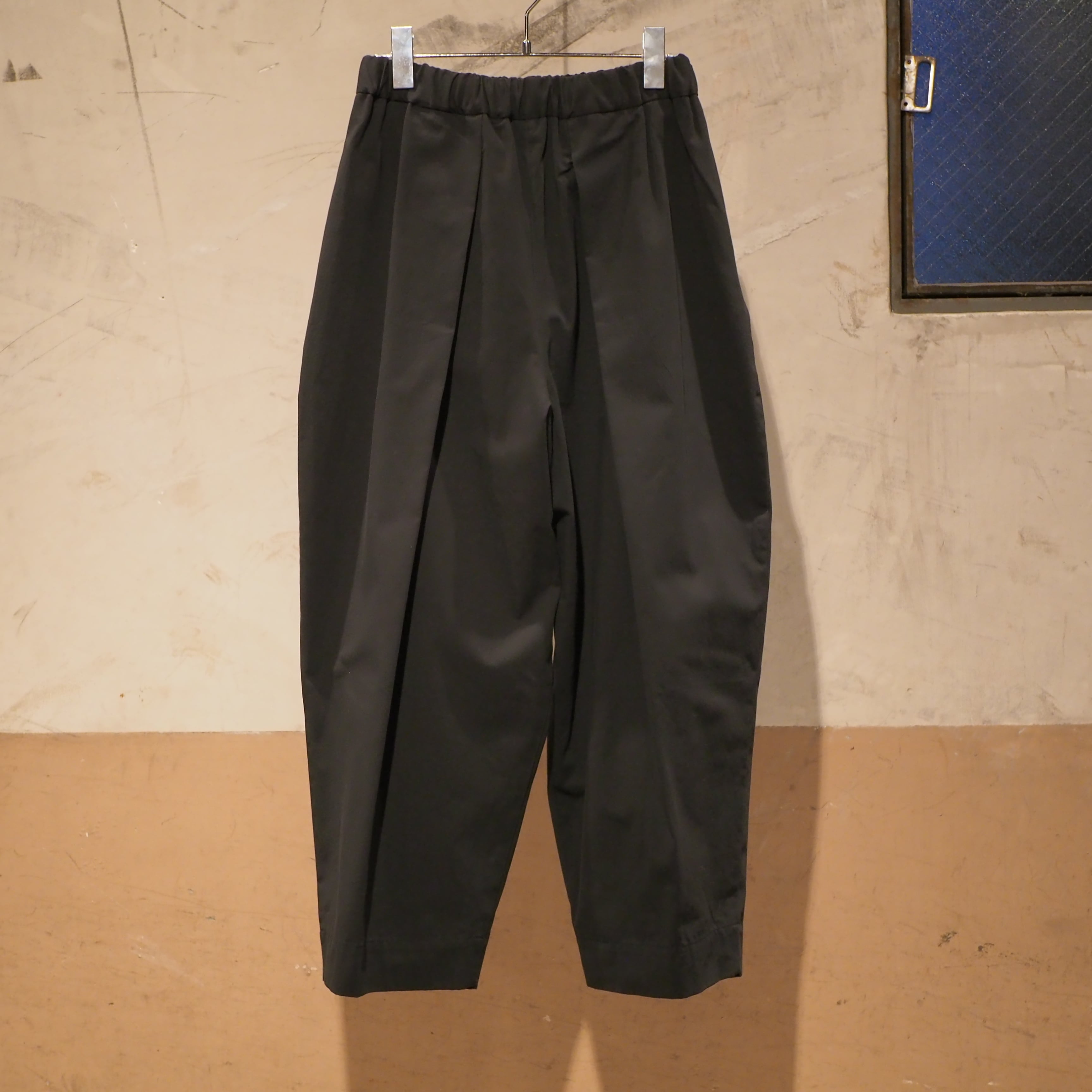 WIDE TUCK EASY TROUSERS/BLACK【結-yui-】 | はなれ online store