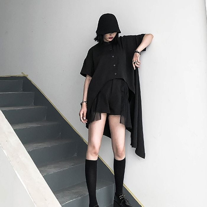 当店の記念日白のショートパンツ トップスはなんでも合います