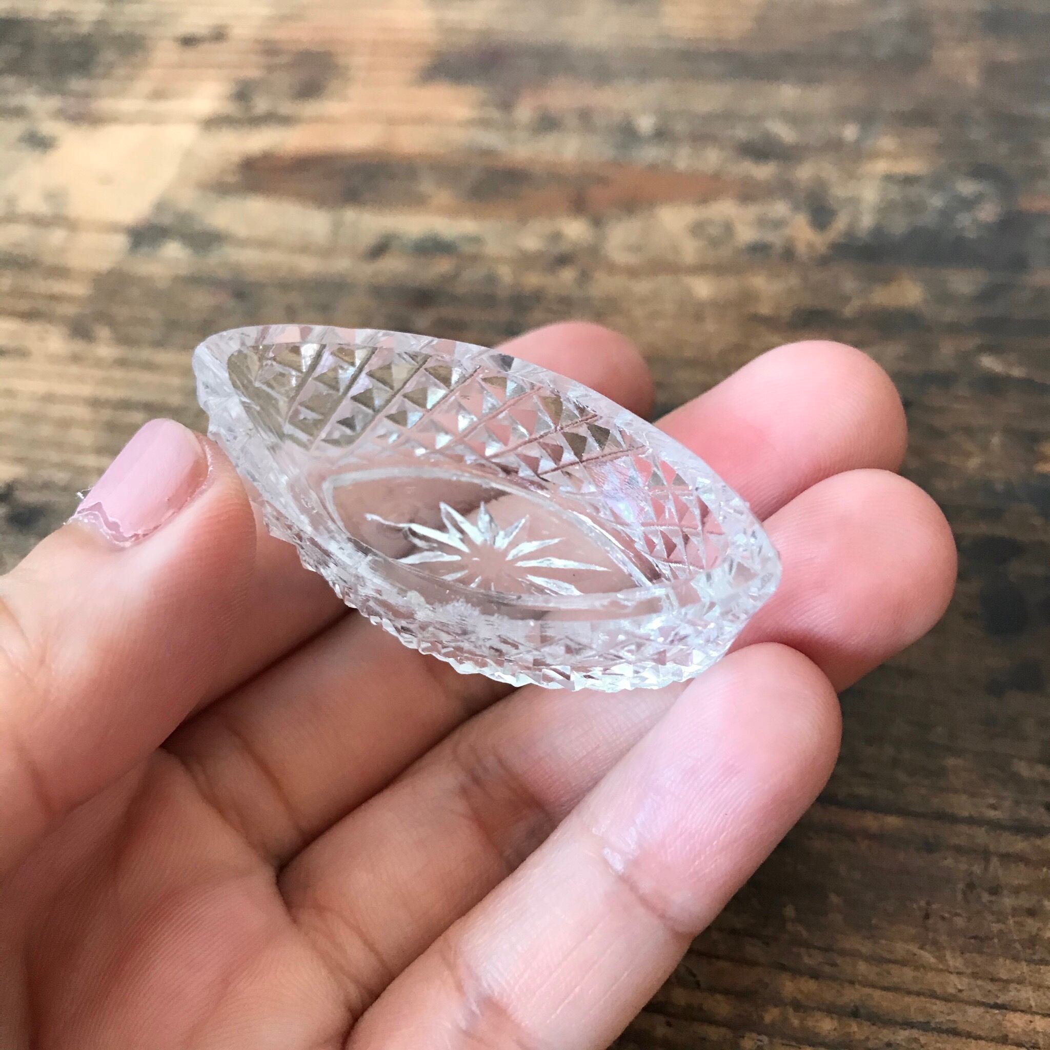 オーバル型の小さなガラス