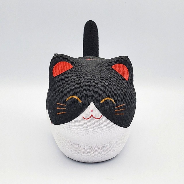 しっぽゆらゆら、ちりめんのソーラー猫(白黒)