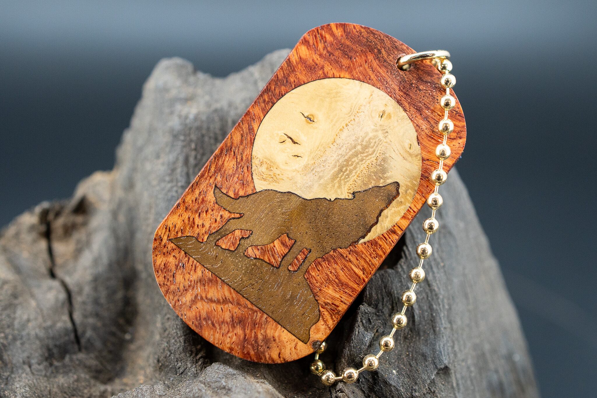 【朱色の銘木】 本花梨瘤 ドッグタグ 象嵌 月と狼