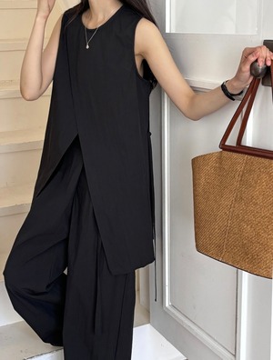 favorite incision no sleeve blouse