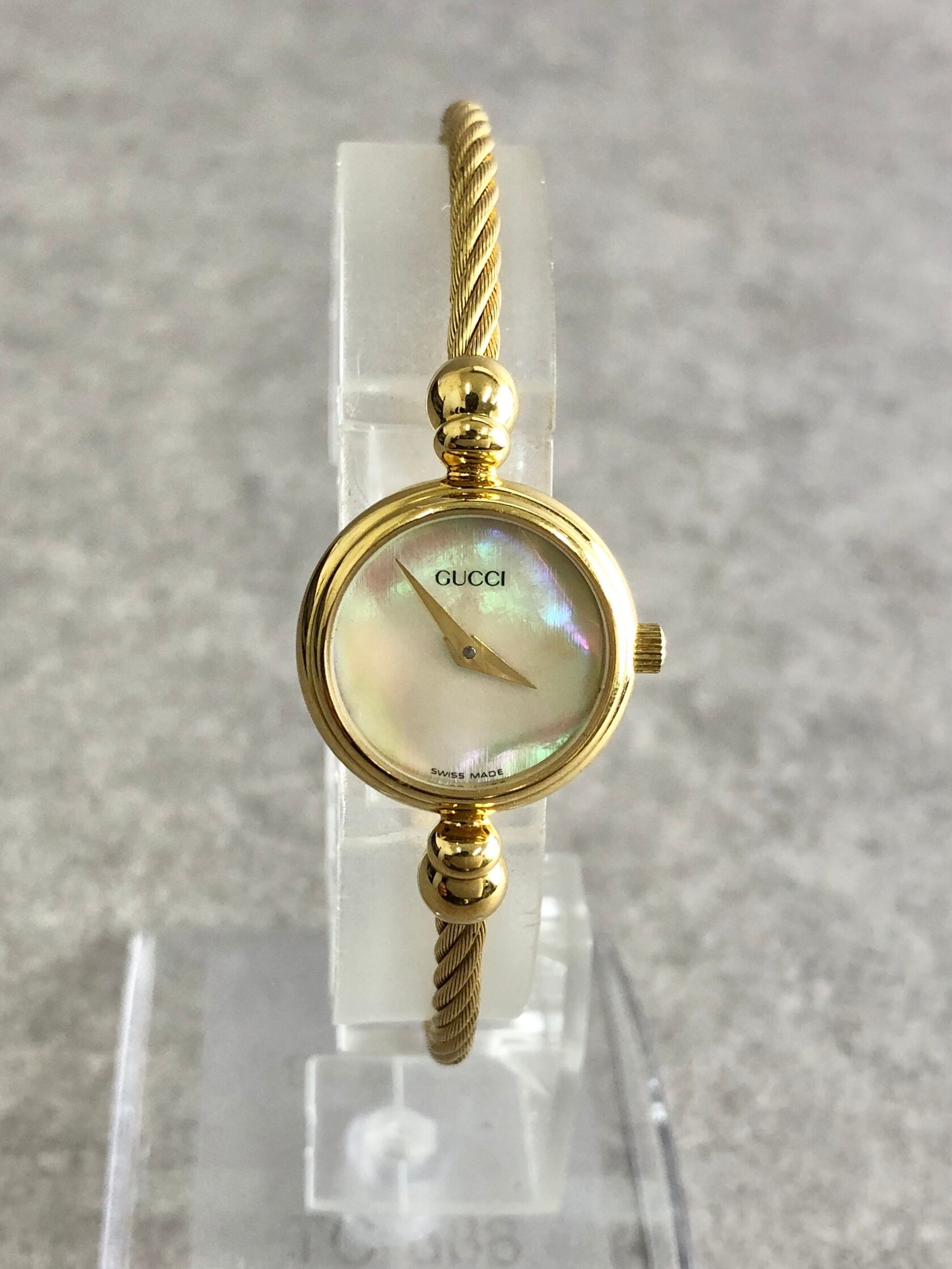 GUCCI グッチ 腕時計 ゴールド ラウンドフェイス シェル バングル型