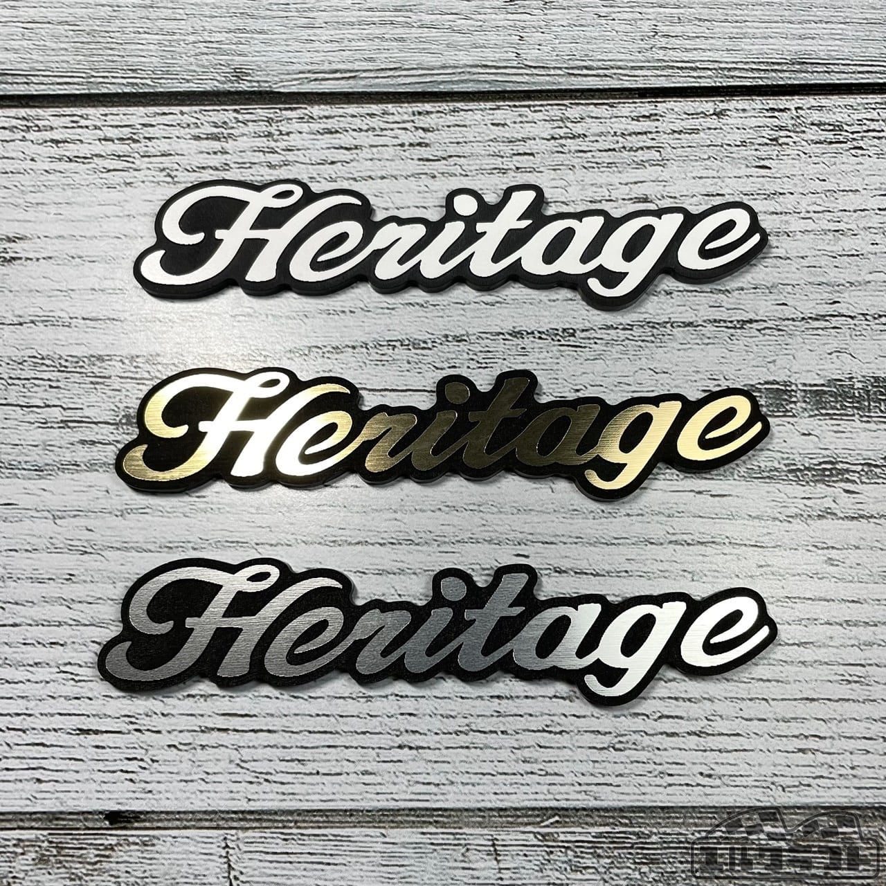 ヘリテージ筆記体ミニエンブレム