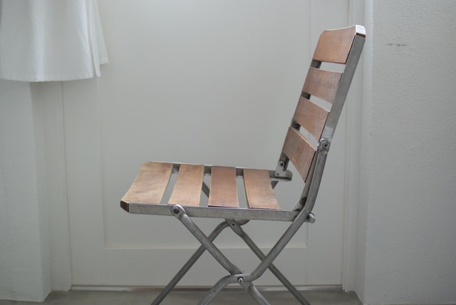 アルミフレームの折りたたみ椅子