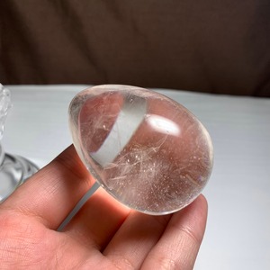 3.透明度高く大きい水晶たまご・可愛い台座付き