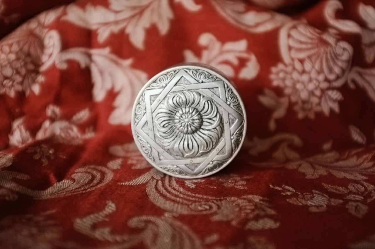 1900s フランス 灰色アスターと八芒星とアルミパウダーケース アンティーク