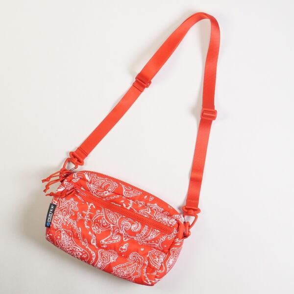 【新品】Supreme Puffer Backpack　ダウン素材のバッグ