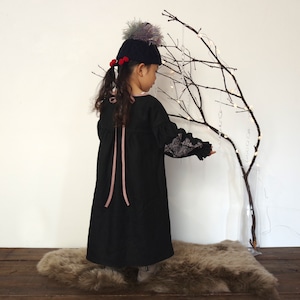 [ Kids ] ソロチカ刺繍のリネンギャザーワンピース -black-