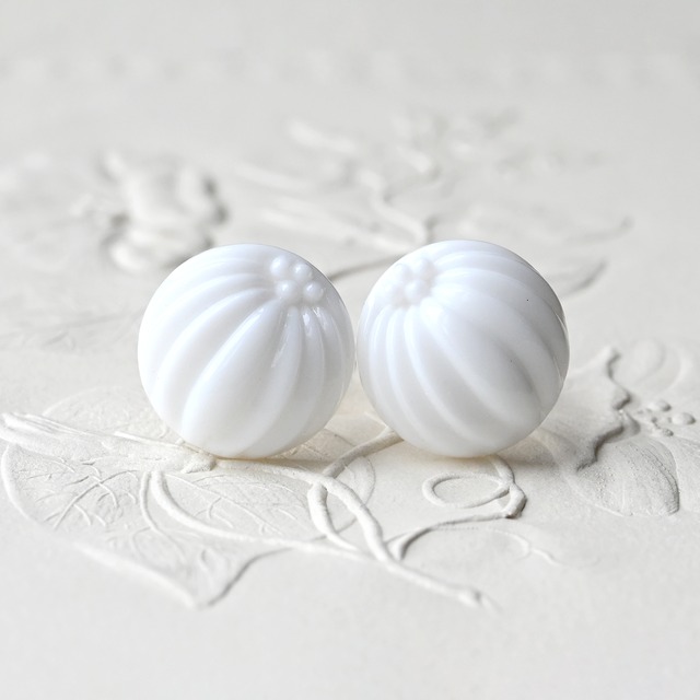 ヴィンテージガラスのピアス／イヤリング［白い蕾］　pag067