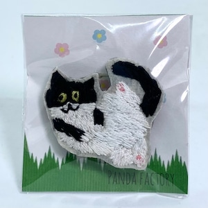 【Panda factory】刺繍ブローチ ハチワレの開き