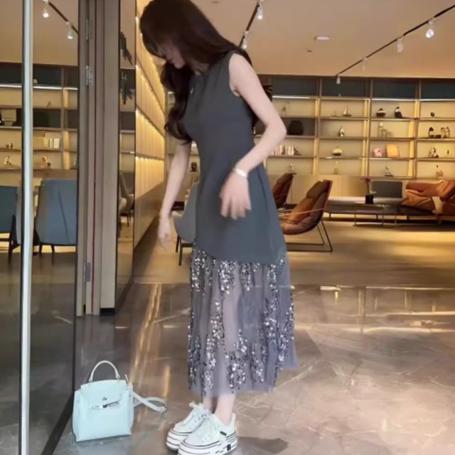 【送料無料】 ロングドレス 2色 カラードレス マキシ Aライン フレア プルオーバー ノースリーブ Uネック ステッチ切り替えスパンコール キラキラ 透け感 シースルー 薄手生地 エレガント 可愛い 大人可愛い きれいめ シンプル カジュアル シック コンサバ 華やか 大人 上品 おしゃれ お洒落 主役級 こなれ感 高見え 無地 30代 40代 レディース 女性用 ママ お出かけ 女子会 お呼ばれ 休日 お茶会 着回し 普段使い ファッション コーデ スタイル 楽ちん 体型カバー 着痩せ 垢抜け 存在感