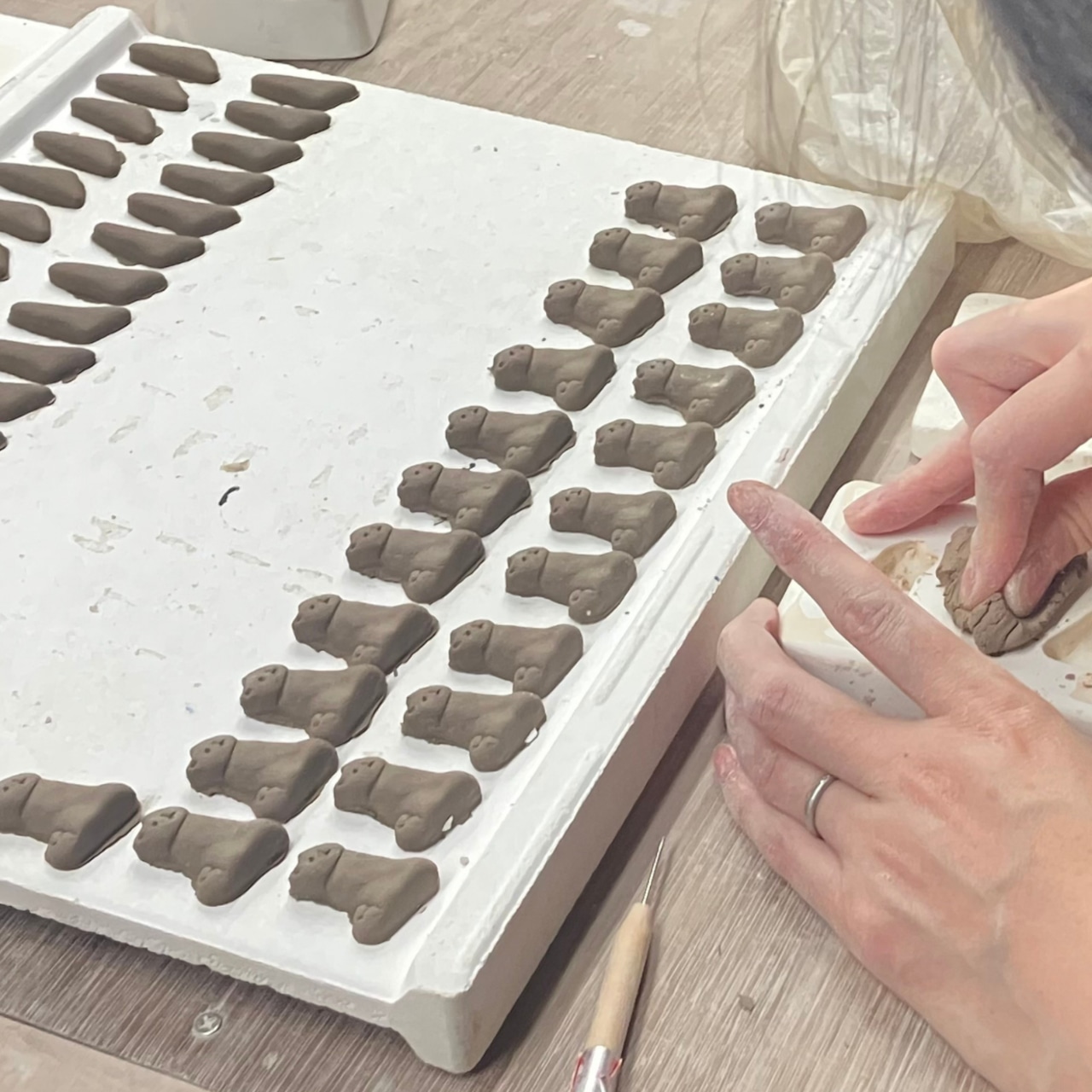 赤い首輪の柴 ピンバッチ