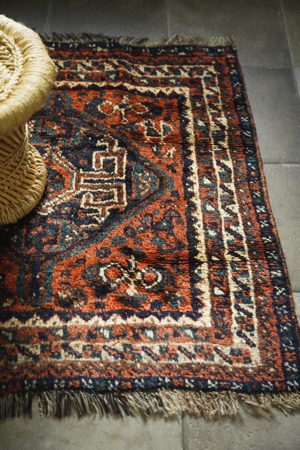 1393-Semi Antique Khamseh rug | 手織りのヴィンテージラグ専門店