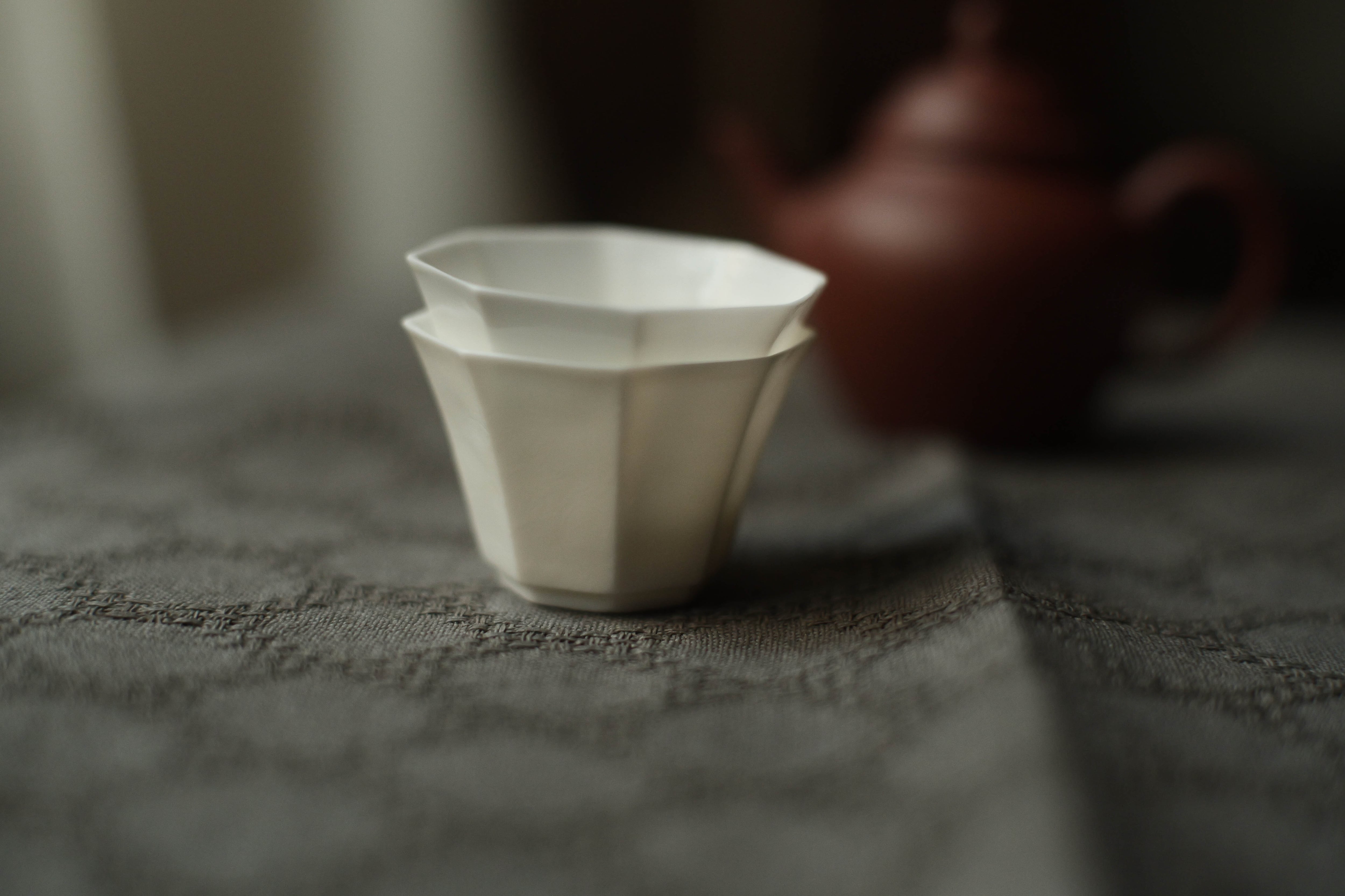 中国　徳化窯白磁　花刻　八角煎茶碗　六客　箱付　M　9027E 予約商品＞手拓薄胎白磁茶杯・八角＜徳化窯＞（型作り・手押し/約30cc