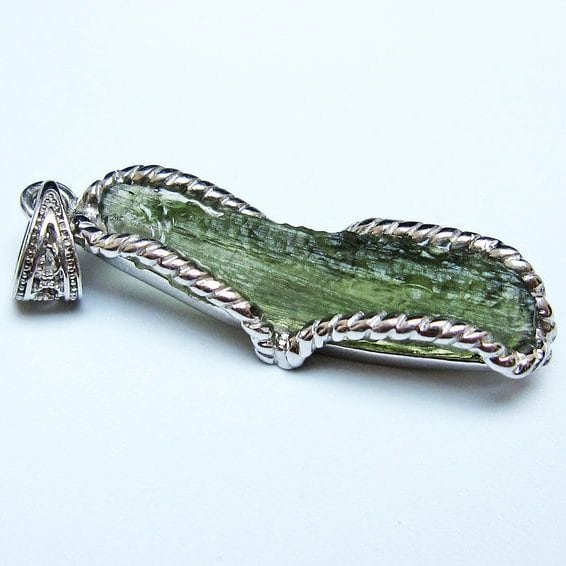 モルダバイト ペンダント モルダウ石 ペンダントトップ 原石 一点物 メール便可 [M便 1/20] 199-558