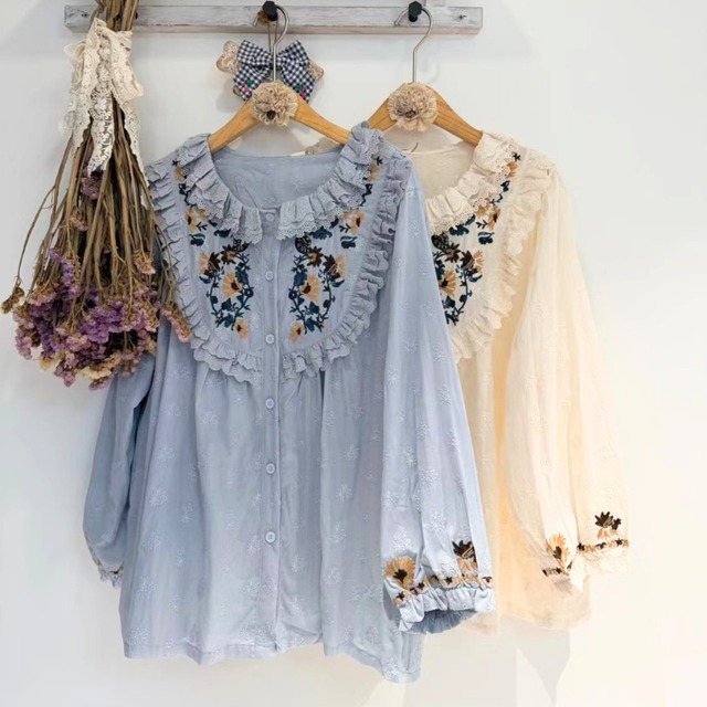 ボタニカル刺繍フリルヨーク襟レースブラウス W1920