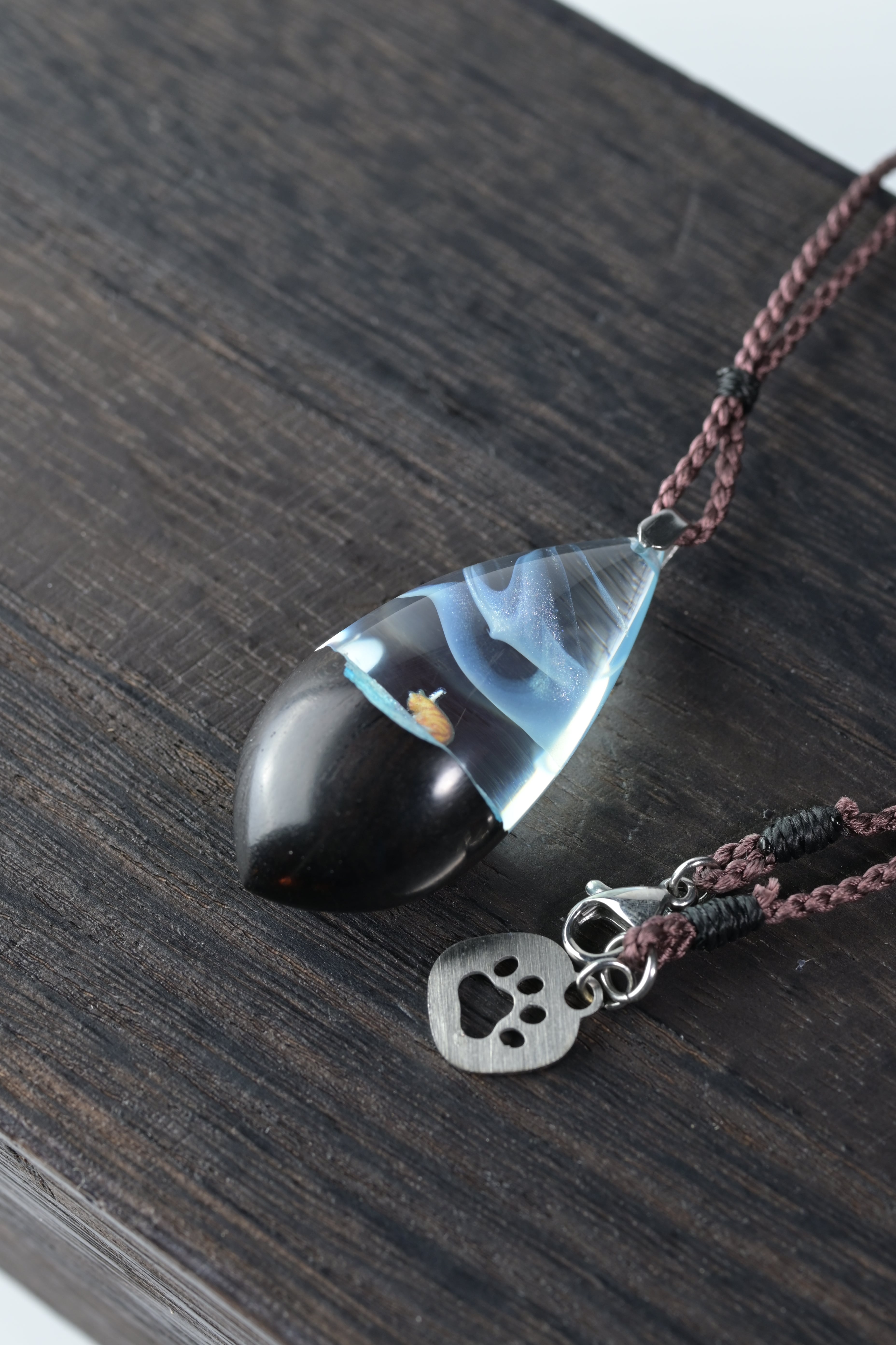 ねこの幸福屋|木とレジンのアクセサリーとオブジェ|ウッドレジン