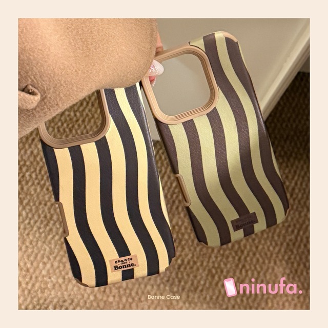 【iPhone17~11まで対応】かわいい秋冬ラテカラー◎ウェーブストライプ レザー調 韓国ケース 高級感フェイクレザー スマホケース ND-16512