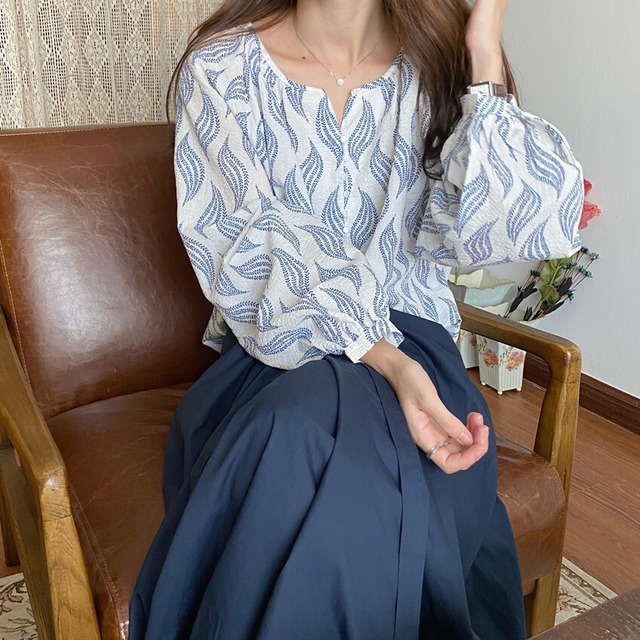 ２色 レトロ風 トップス ブラウス レディース 春 きれいめ ゆったり 長袖 長袖 ボリューム袖 ラウンドネック 襟なし ルーズ 透け感 ホワイト ブラック 大人カラー 春カラー ワンサイズ フリーサイズ ゆったり 大人可愛い きれいめ シンプル 大人 上品 ナチュラル レトロ アジアン リラックス リーフ柄 ボタニカル 着回し モテ 体型カバー 普段使い 10代 20代 30代 こなれ感 ラフ ラブリー ガーリー エレガント 存在感 OL 通勤 学生 通学 お出かけ 女子会 休日 リゾート 旅行