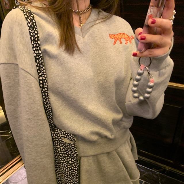tiger embroidered v-neck drop shoulder sweatshirt J00025