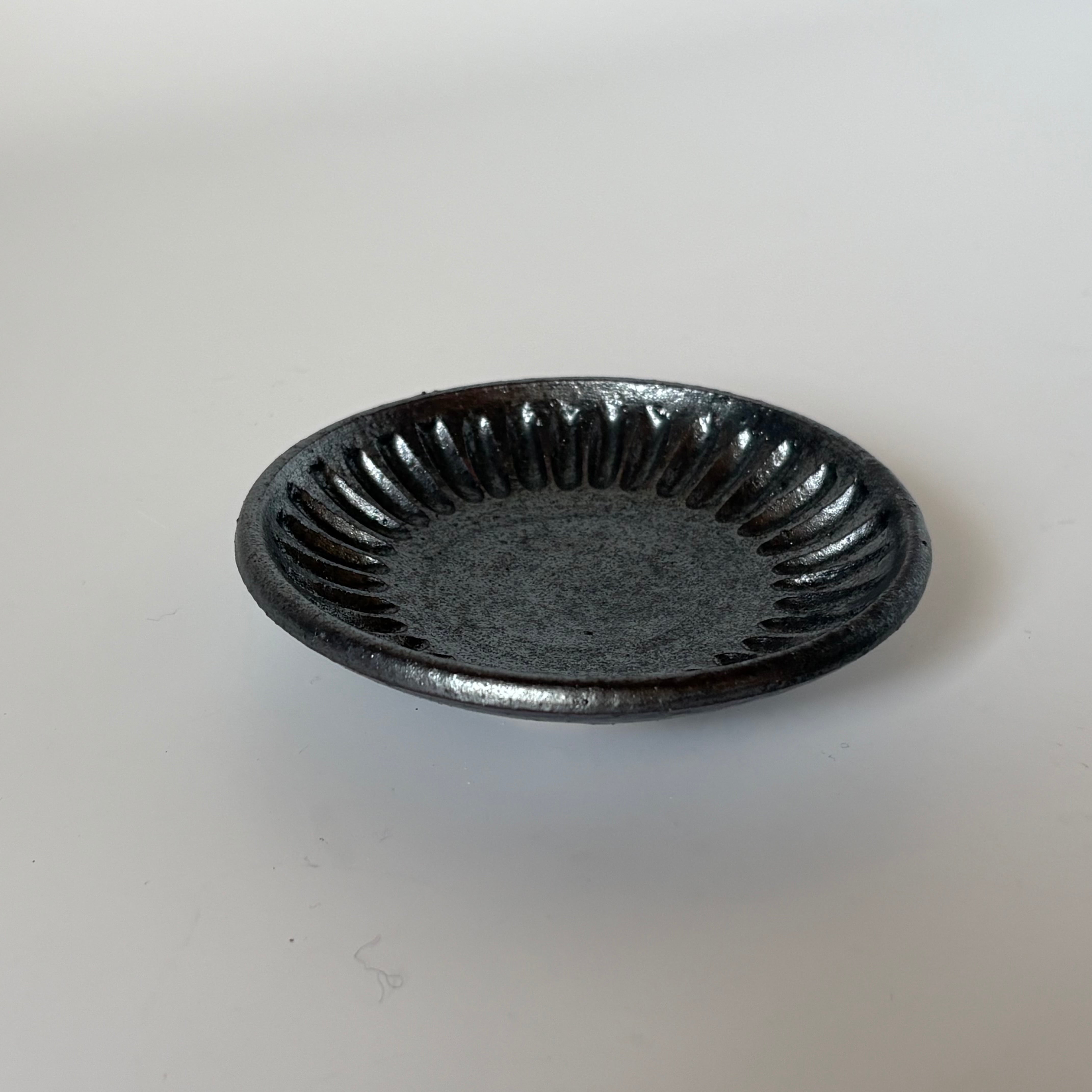 益子淳一 / 鉄黒しのぎ豆皿 | 星霜 -古道具と手しごと品-