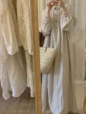 フリルカラー フロントボタン マキシ丈ワンピース レディース ワンピース 膝下 ロング マキシ 長袖 ラウンドネック 襟付き フリル付き ドレープ フェミニン フリル ボタン かわいい 大人可愛い シンプル カジュアル おしゃれ レトロ こなれ感 ルーズ ナチュラル 無地 春 秋 冬 ママ 通勤 学生 学校 通学 デート お出かけ 旅行 公園 女子会 休日 ショッピング カフェ 楽ちん 体型カバー 普段使い 着回し M L XL 2XL 大きいサイズ ゆったり ワンカラー