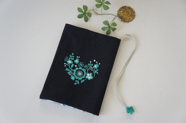 刺繍の文庫カバー（ブラック）