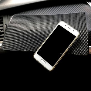 【特価処分】２枚セット 超強力滑り止めマット 大きめサイズ（27㎝×15㎝） 車載滑り止めシート スマホをしっかり固定 滑らないノンスリップパッド 滑り止めパッド すべり止めシート ノンスリップマット