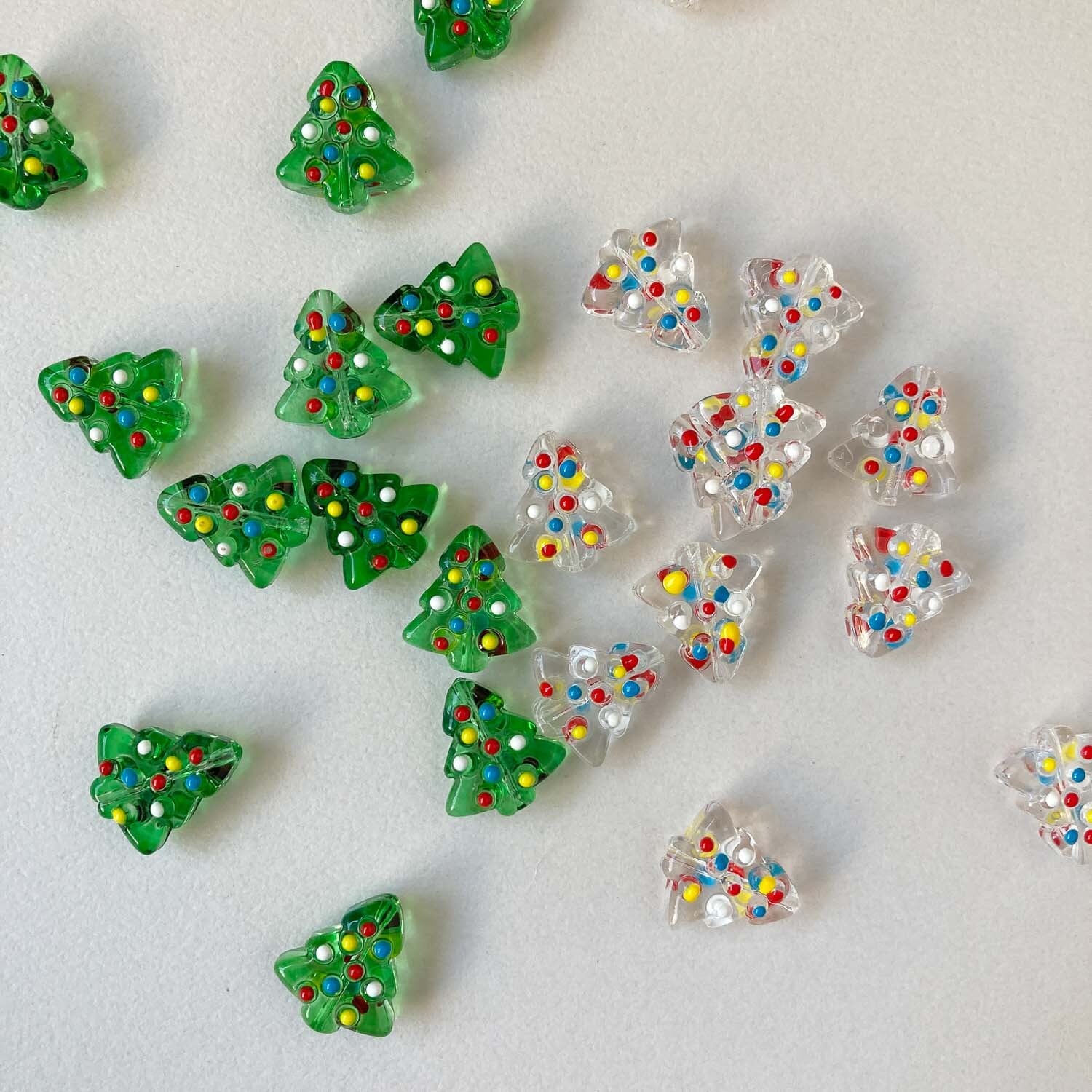 カラードット飾りツリーのガラスビーズ