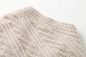 ベルト付きケーブル編みケープ W01183