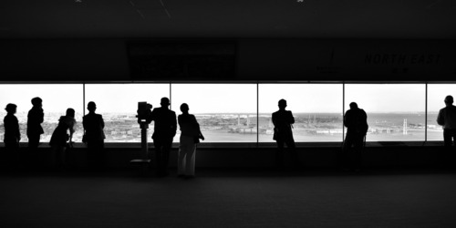 展望台からの眺めを楽しむ人々