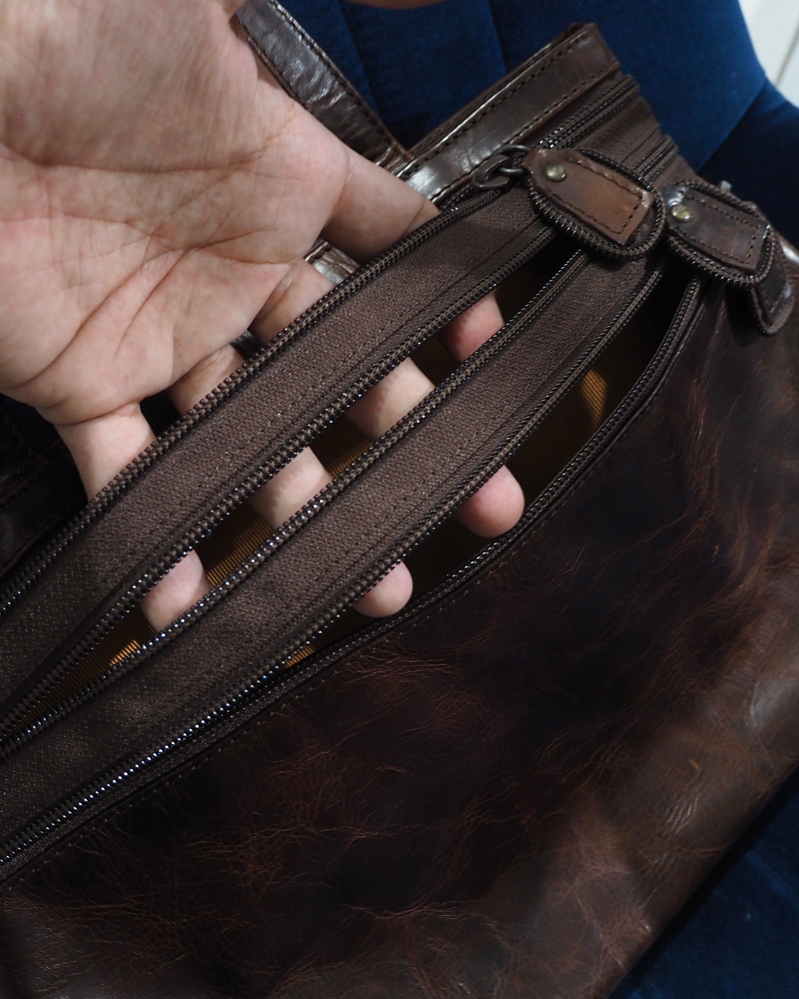 " DINNN " Three Continuing Zip Design Leather Hand Bag