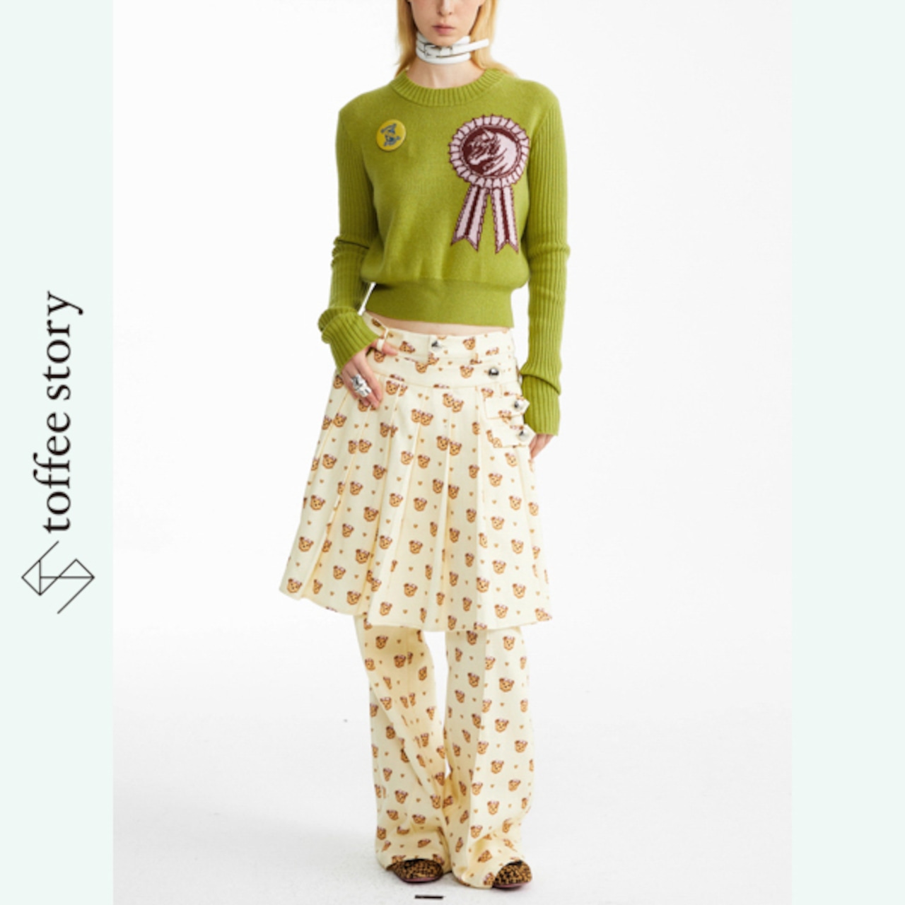 グリーンロゼットポップセーター|遊び心と挑発のニットトップス 《B0038》