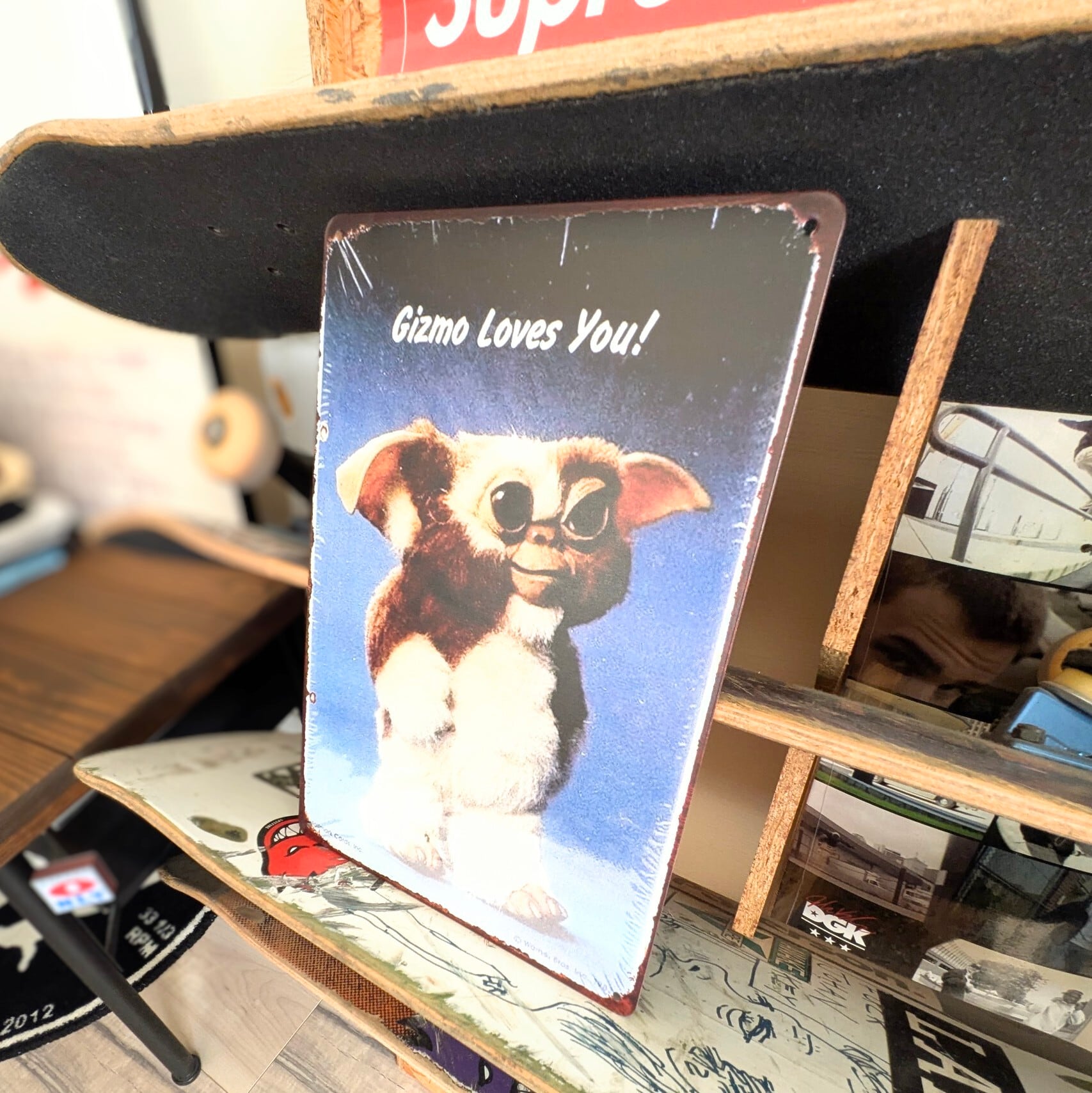 送料無料！ちょうどいいブリキ看板【 Gremlins （ グレムリン ）】ギズモ 『 Gizmo Loves You! 』 METAL SIGN / メタルサイン / ブリキ看板 / サインボード / ビンテージ加工 〚アメリカン雑貨 アメトイ〛
