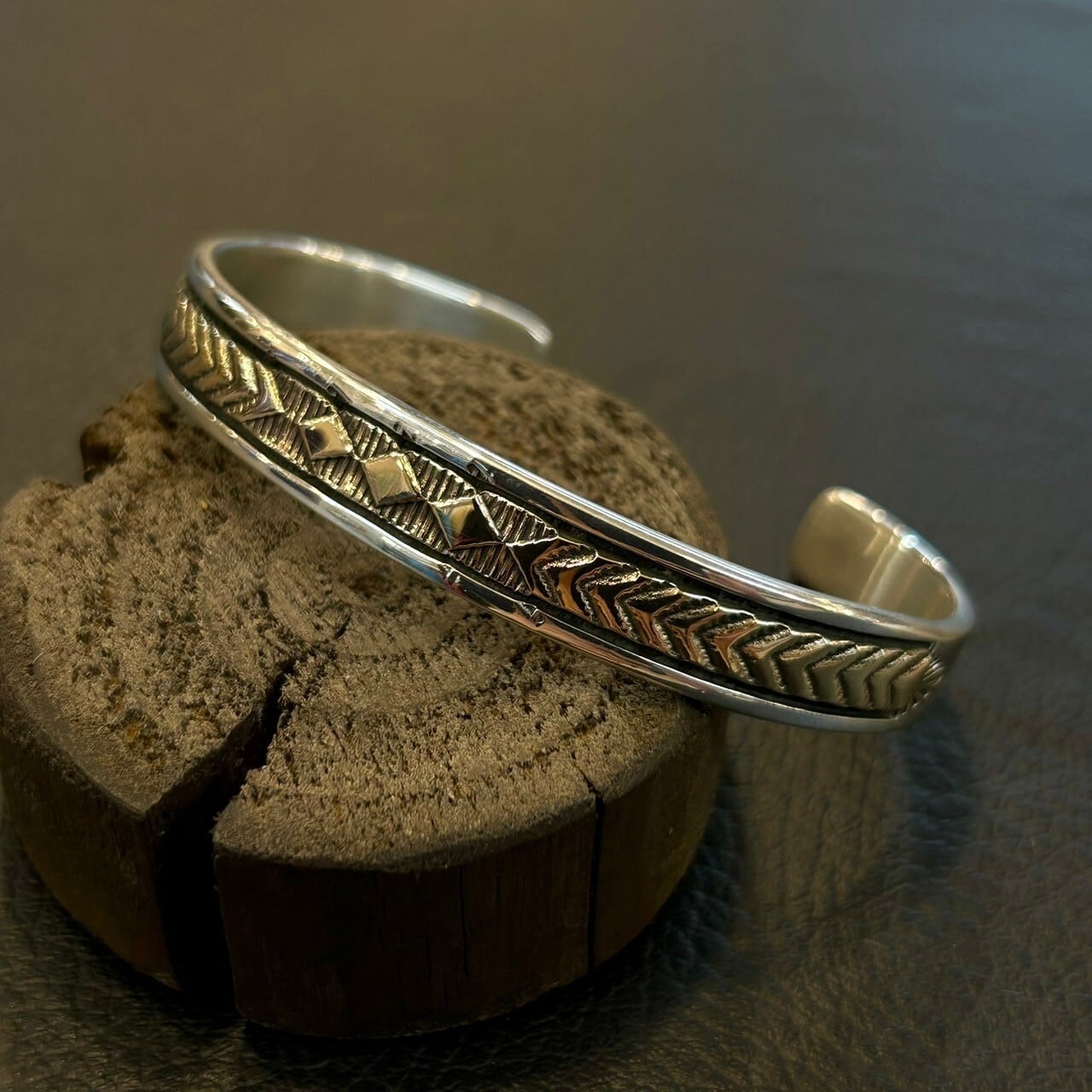 インディアンジュエリー　ナバホ族バングル　T.JON インディアンジュエリーナバホ族バングルT.JON