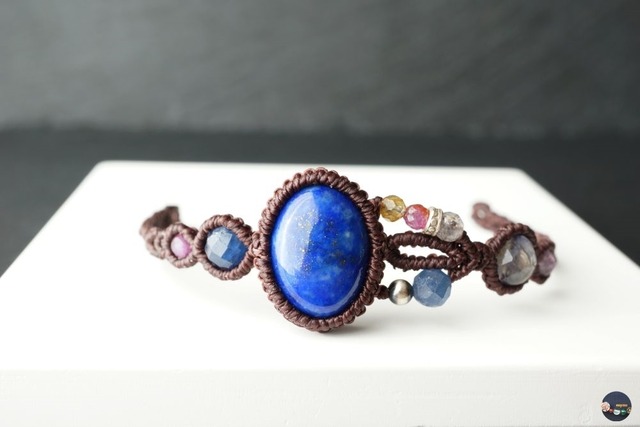 ラピスラズリ＆マルチカラーサファイアのマクラメブレスレット - 星空の旅 -