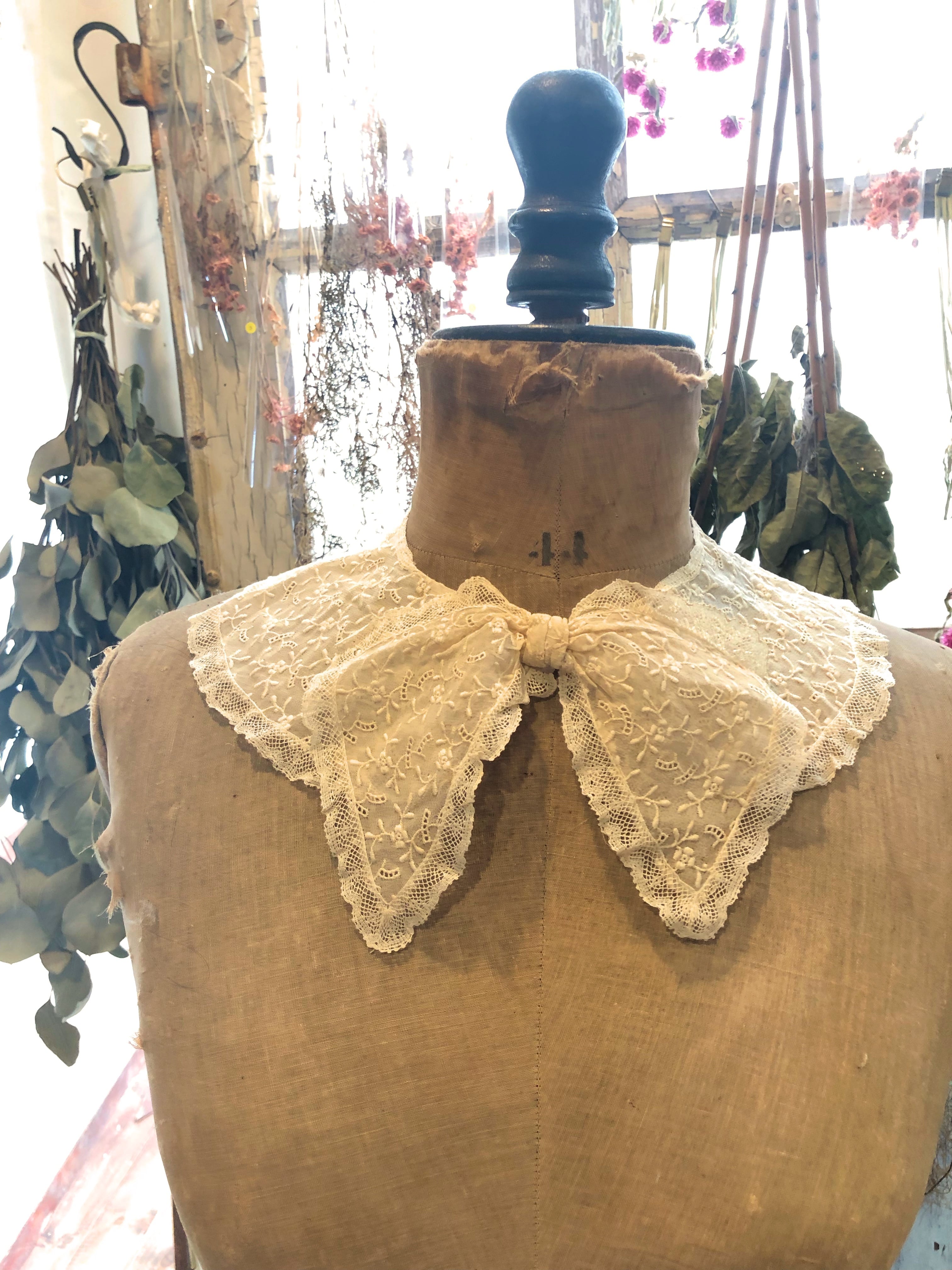 フランスアンティーク 小花の刺繍レース 大きなリボンのつけ襟