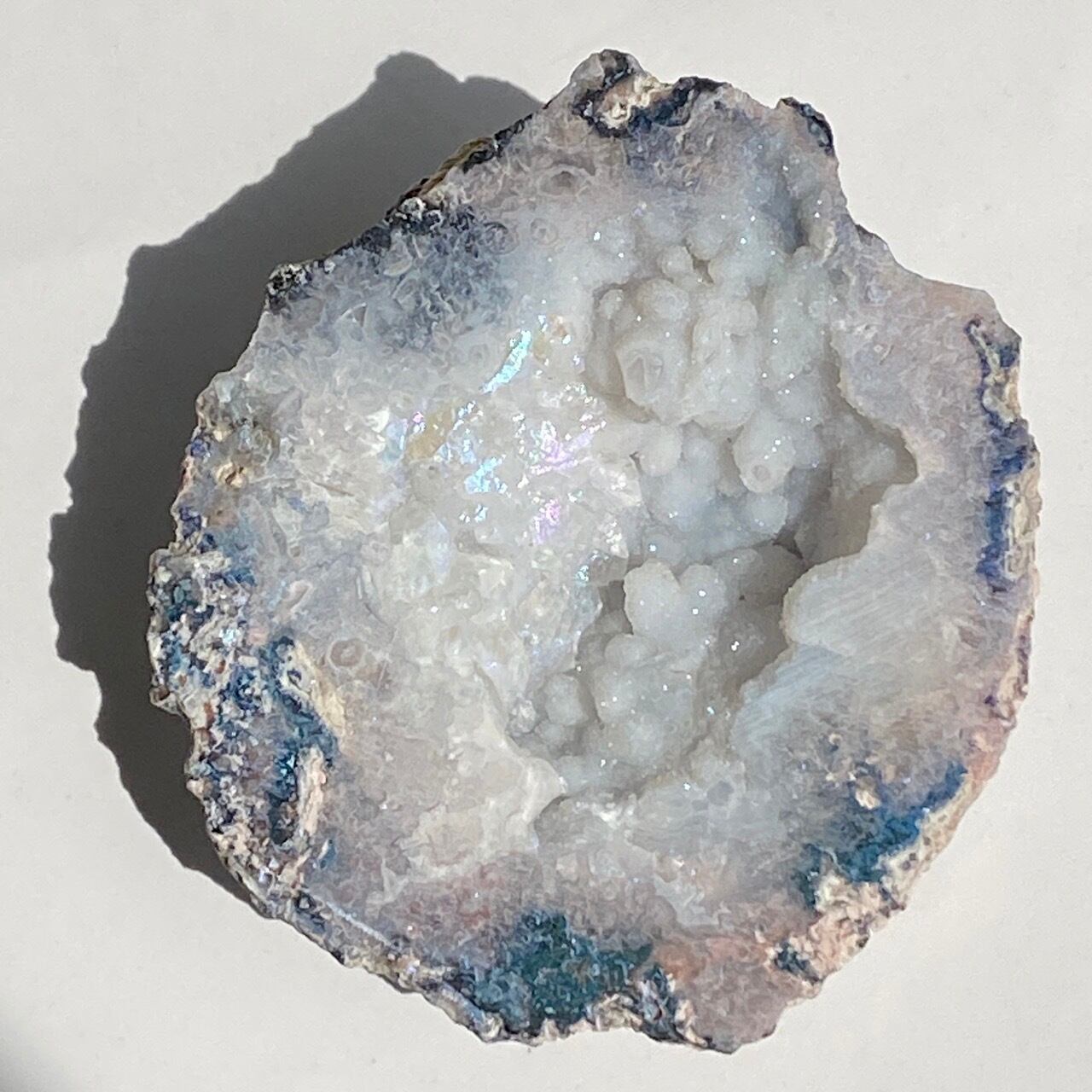 カルセドニーのドゥルージー入りオーラアゲートのジオード Aura Agate
