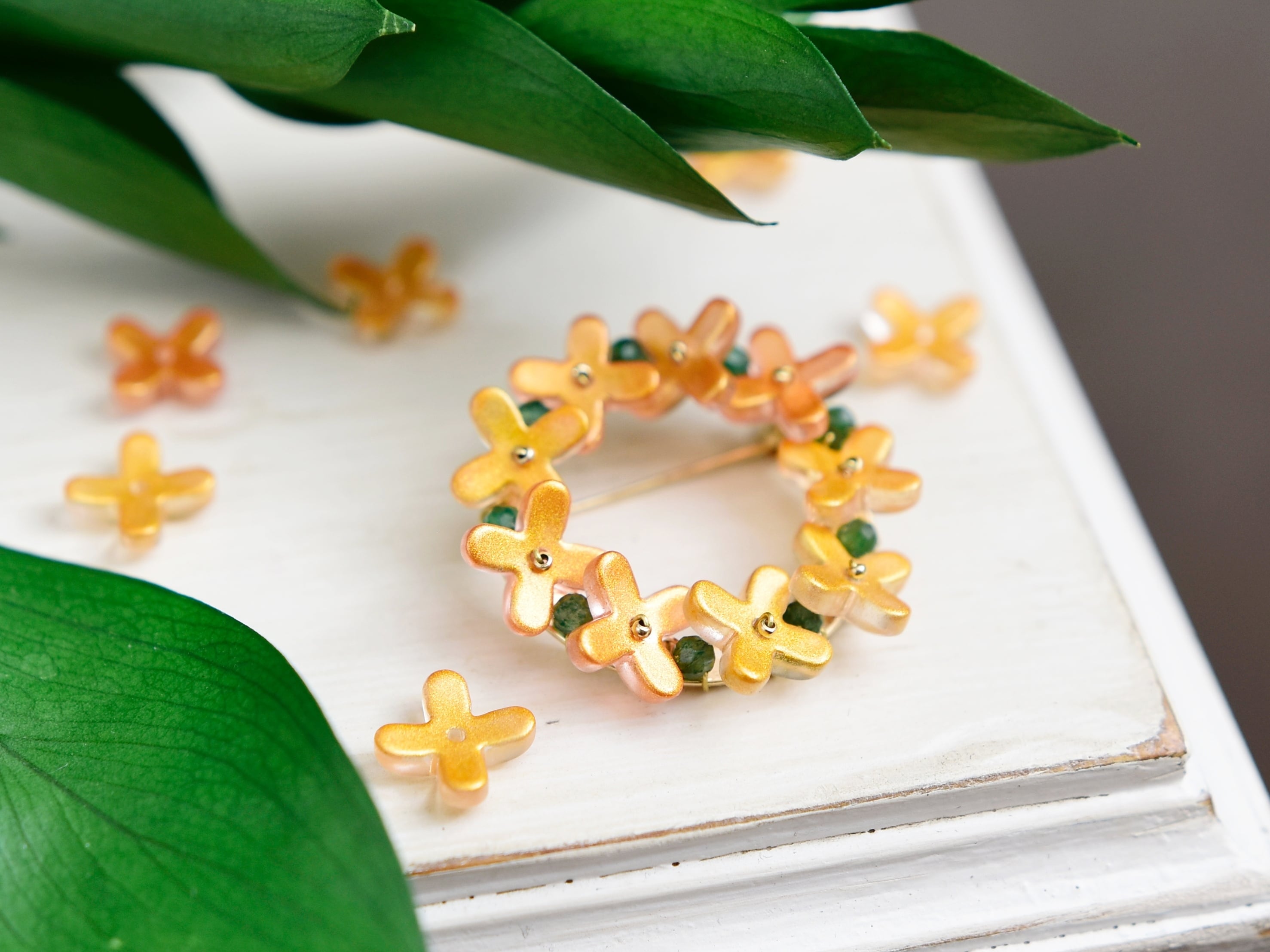 秋限定【ブローチ】金木犀の花束・オレンジ色の秋に咲くお花のリース