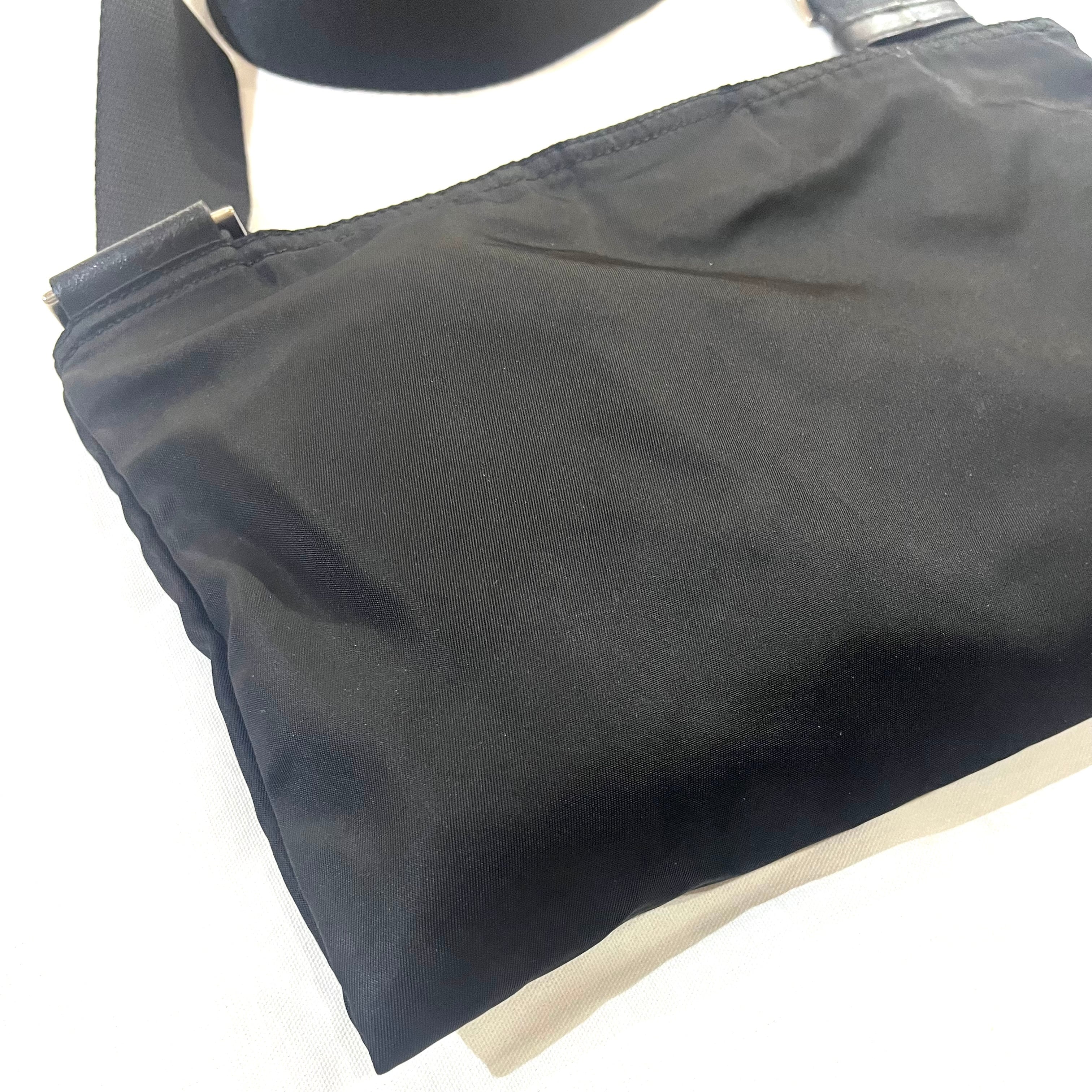 PRADA】超軽量ナイロンショルダーバッグ 三角ロゴプレート ブラック