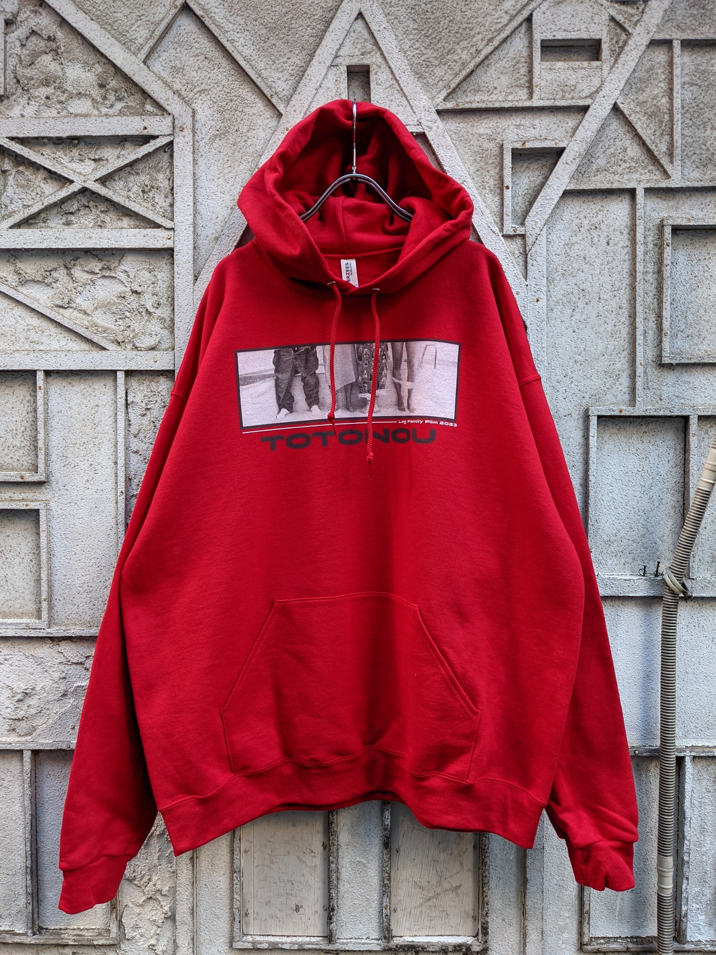 「深緑、隣はイイ湯だな」 TOTONOU LEG PARKA / RED