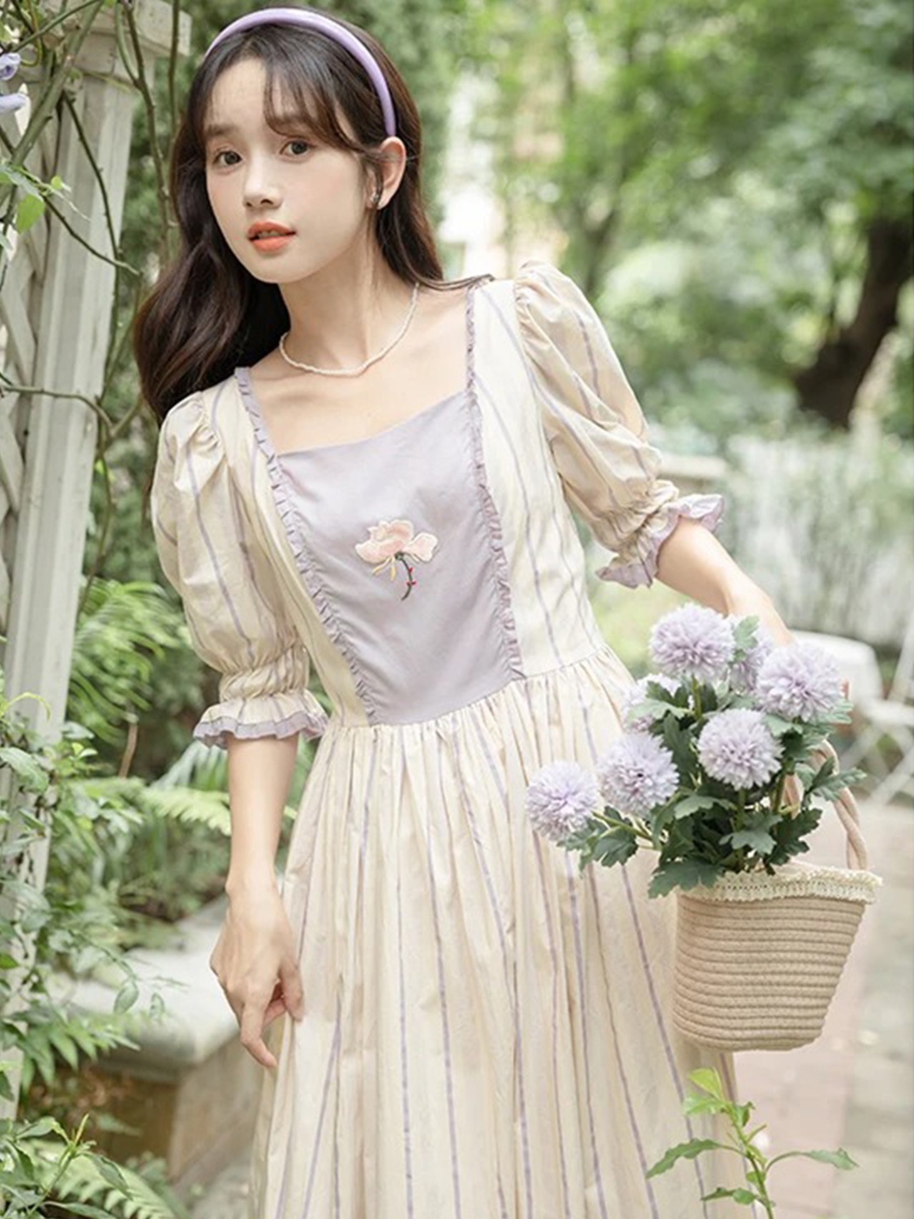 【0023】Striped Back Ribbon Retro Short Sleeve Dress