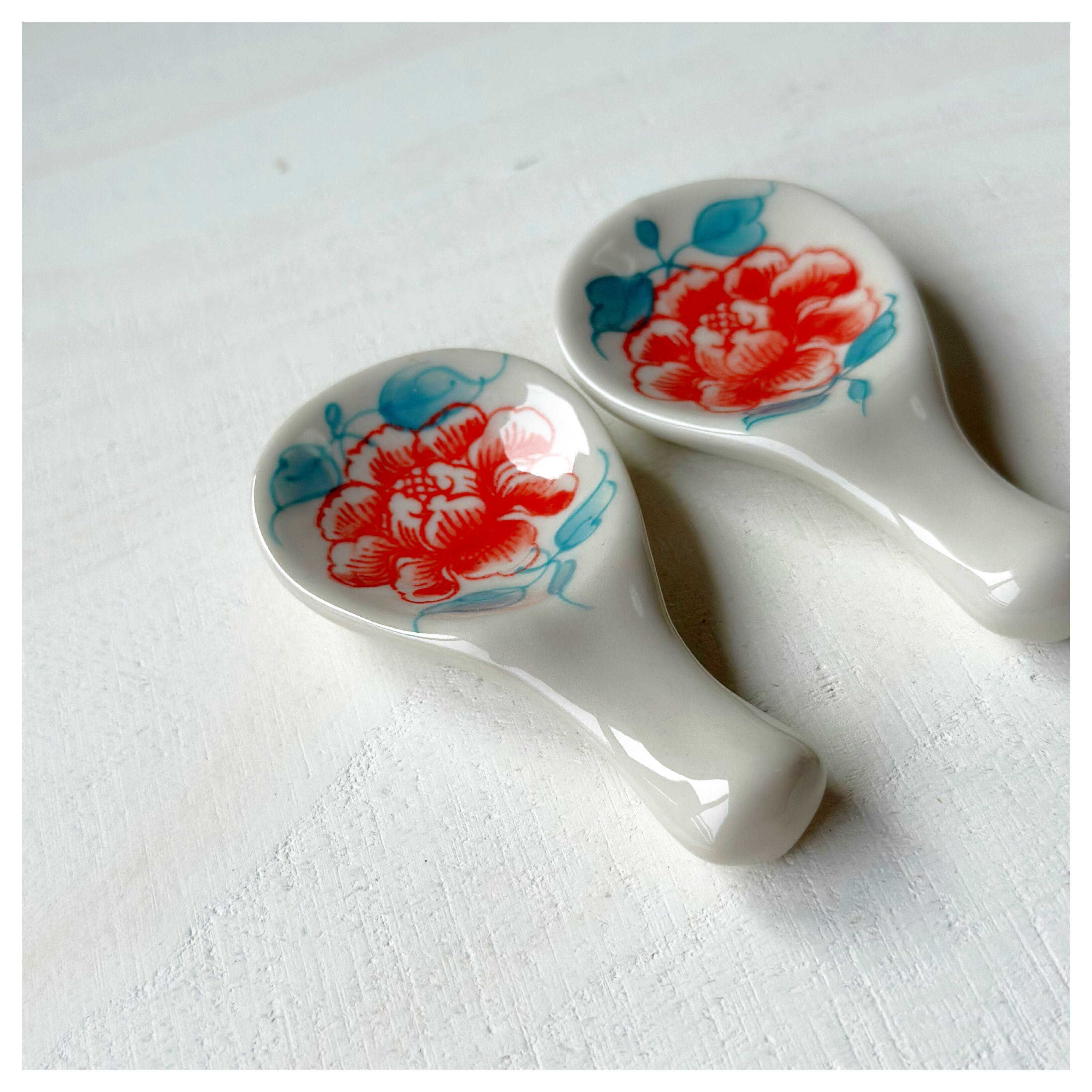 ベトナムのバッチャン焼き 牡丹絵のスプーン箸置き2個セット | Kc
