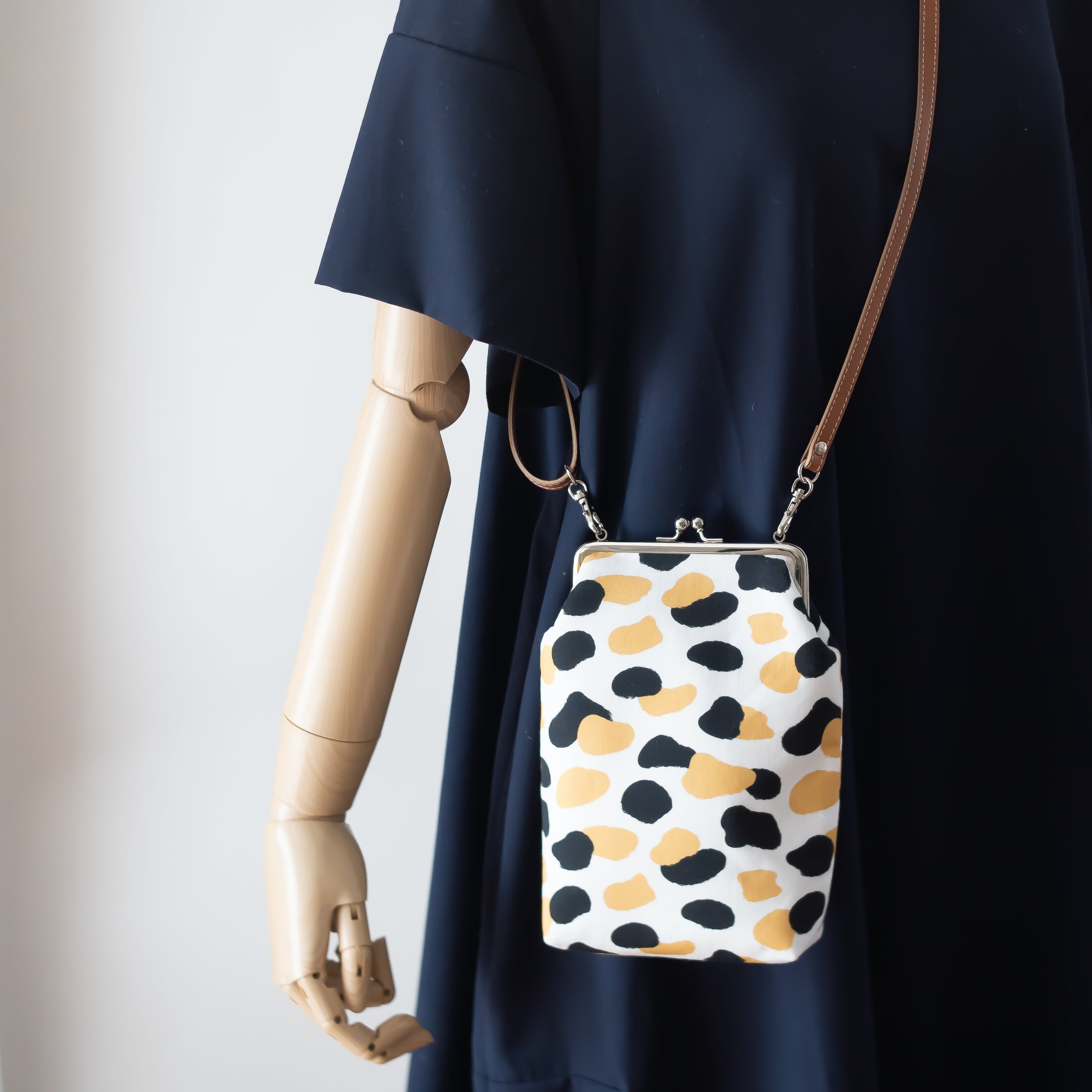 名入れ無料】ほっこり癒しの三毛猫さん がま口スマホショルダー