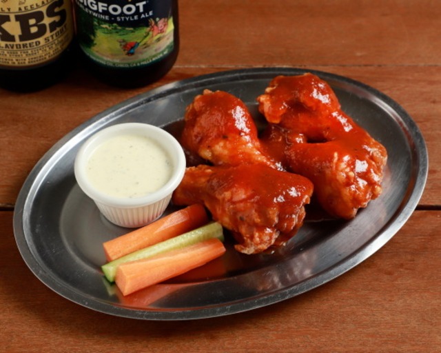 バッファローチキンウィング3ピース〜 / 自家製BBQソース　Buffalo Chicken Wings (3 Pieces) (Homemade BBQ Sauce)