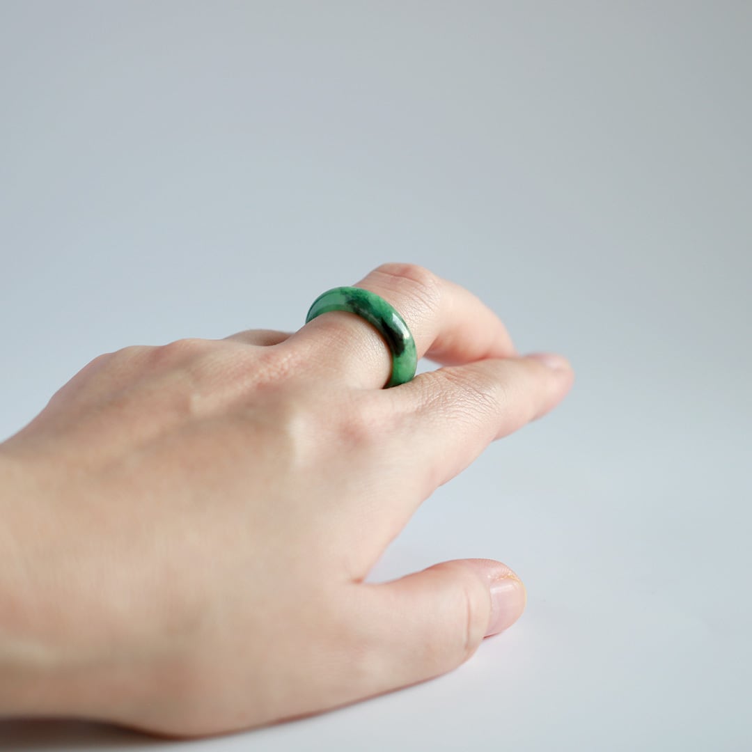 16号】濃いグリーンが見せる表情が絶妙な天然翡翠リング くり抜き甲丸