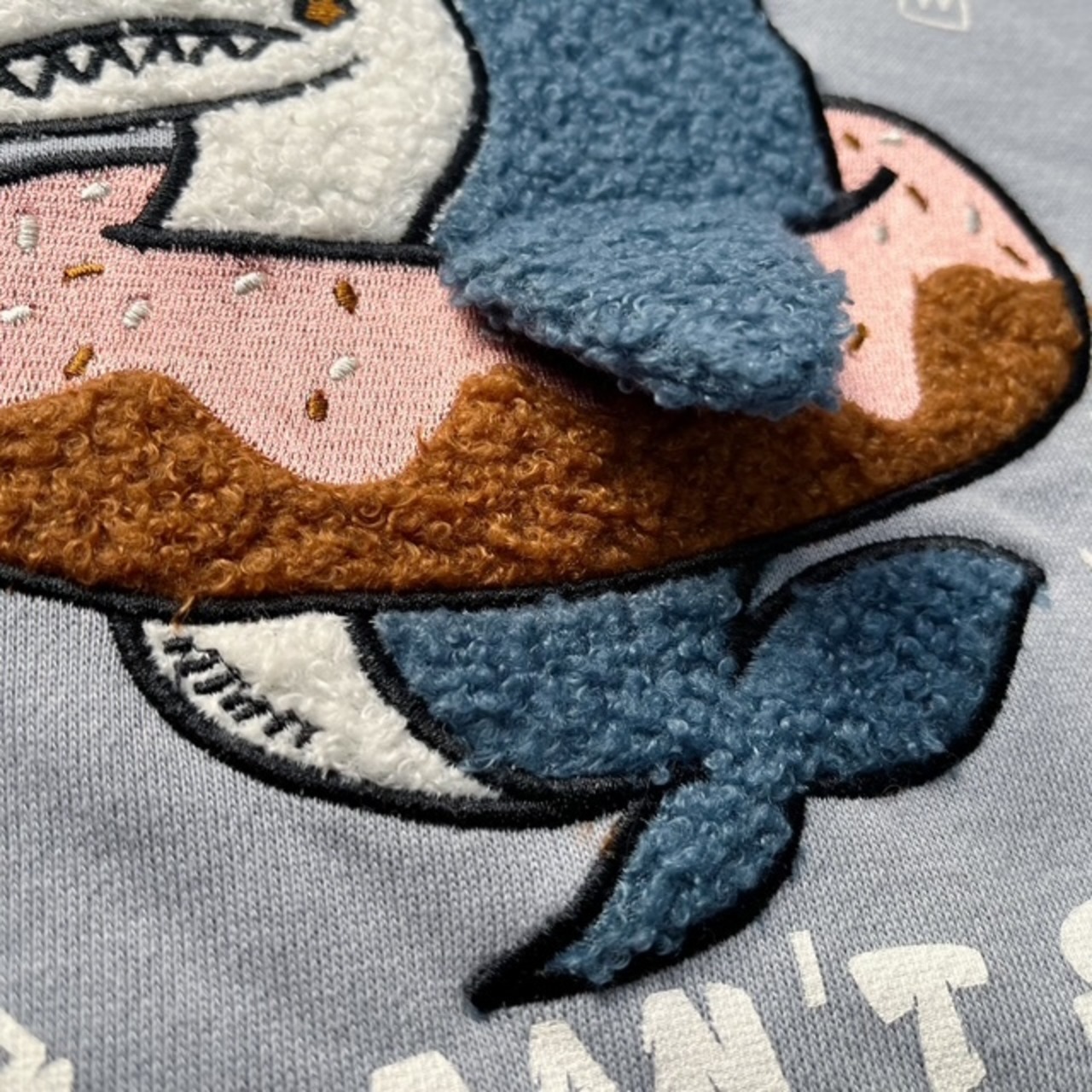 【会話のきっかけ服。】「サメとドーナツ？」で繋がる浮き輪ドーナツ サメボア刺繍 ゆるだぼトレーナー【無言でキャラ立ち】 - 6