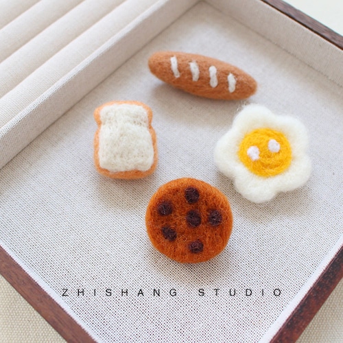 ハンドメイド風 羊毛フェルト ブローチ ピン バゲット クッキー 目玉焼き 徽章 4点 セット ギフト かわいい 雑貨 パン スイーツ 商品画像10