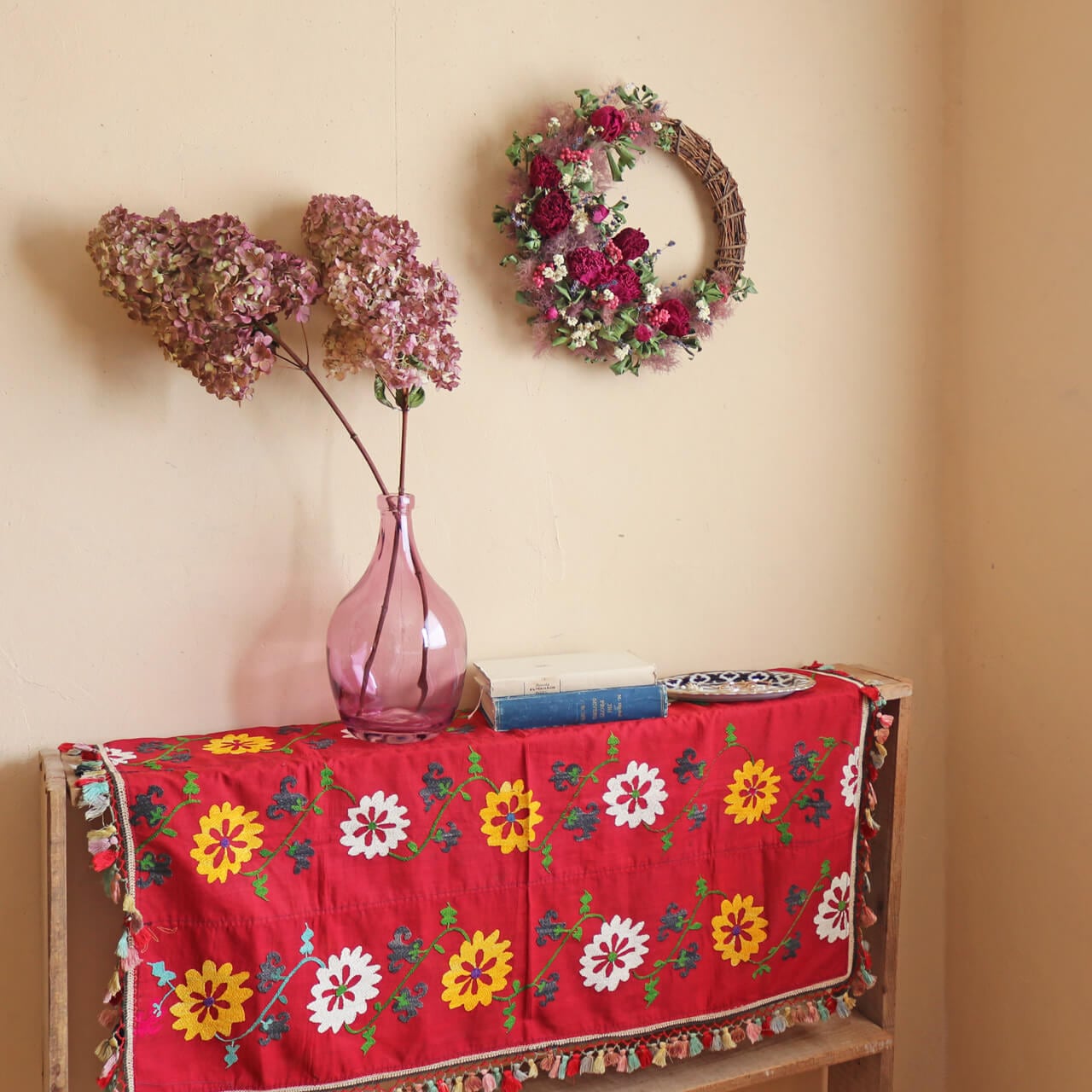 1点もの】スザニ刺繍 クロス レッド フラワー タッセル付 【約92×63cm